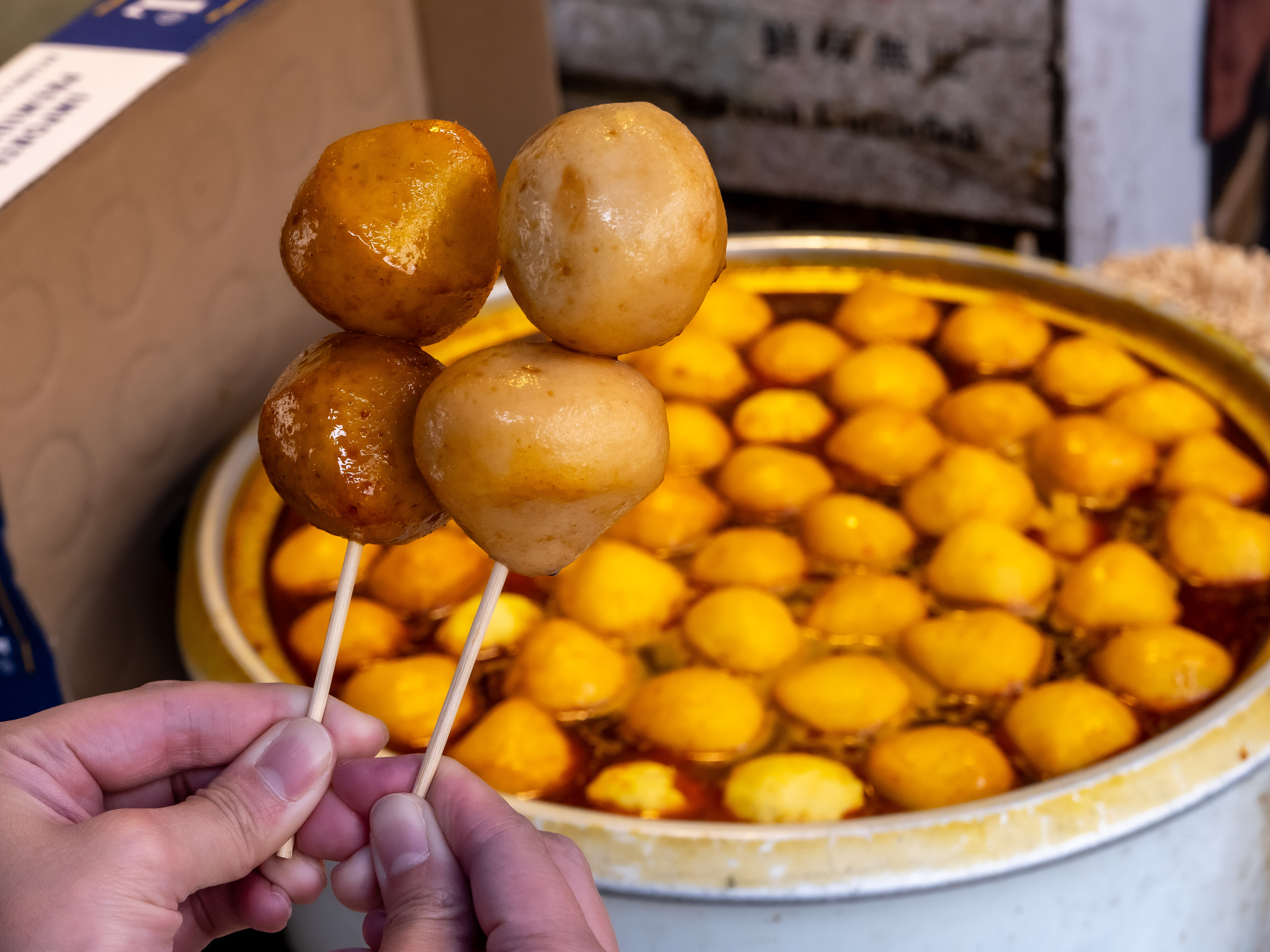 隱藏景點大公開！大澳漁村悠閒慢活，蝦豬餅、現烤海鮮讓人一試成主顧