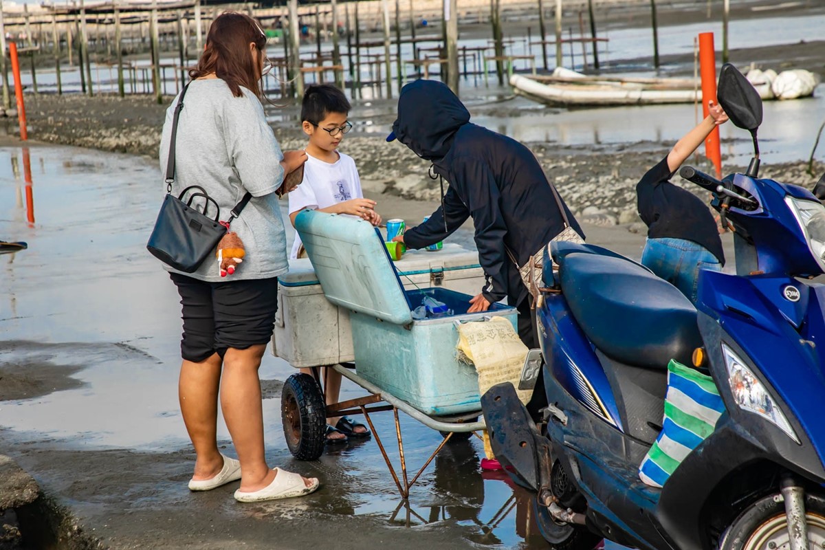 最低100元「不限時玩整天」!體驗挖蛤蜊、烤蚵吃到飽,高CP值一日遊行程 最低100元「不限時玩整天」!體驗挖蛤蜊、烤蚵吃到飽,高CP值一日遊行程