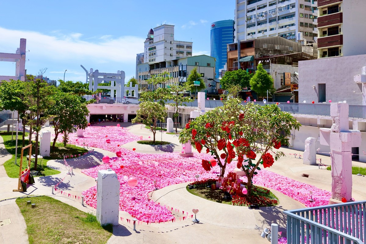 520浪漫登場!期間限定「夢幻粉紅球池」在台南,美拍玫瑰花樹、吃周邊美食 520浪漫登場!期間限定「夢幻粉紅球池」在台南,美拍玫瑰花樹、吃周邊美食