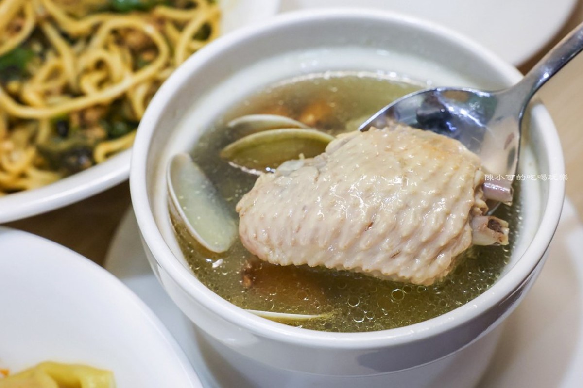 永和版「小鼎泰豐」再＋１！排骨蛋炒飯、皮蛋麵銷魂噴香，滿料雞湯也必點