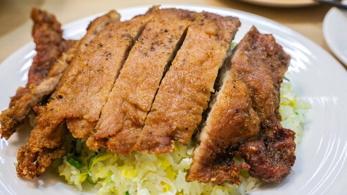 「排骨蛋炒飯」散發迷人蛋香與蔥香，排骨給得很大一塊。（圖片來源：陳小可的吃喝玩樂）