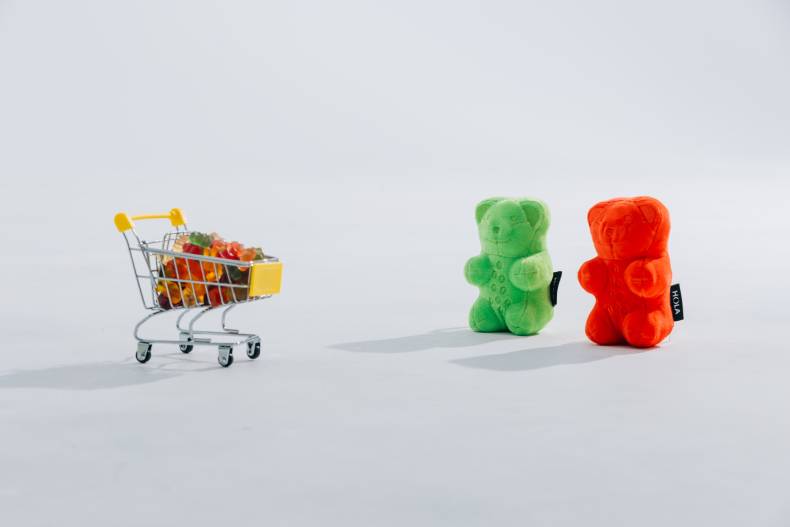 HOLA x HARIBO今夏最甜「糖果系」聯名來了!超巨大軟糖抱枕、馬克杯,讓你多巴胺噴發