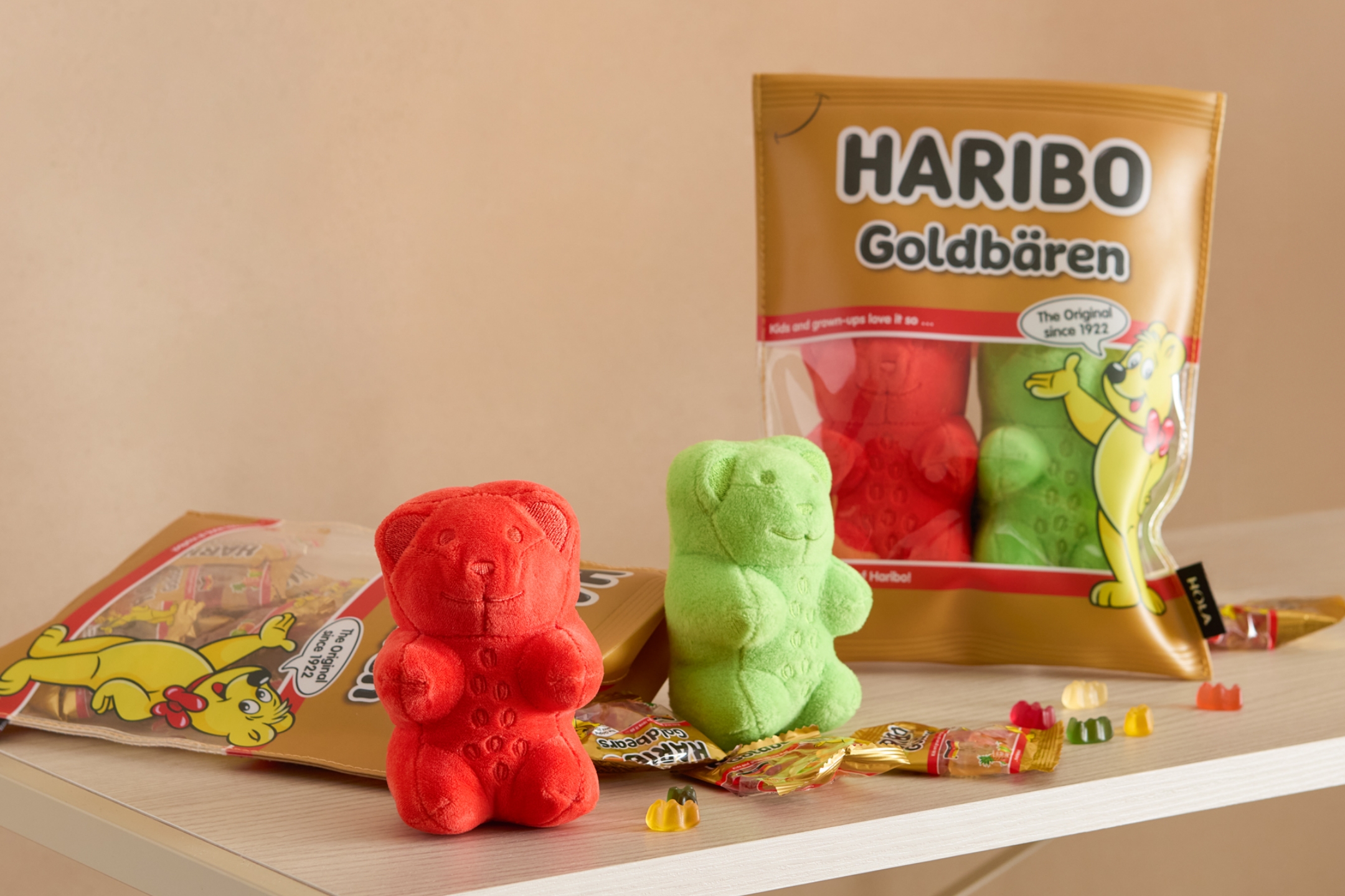 HOLA x HARIBO今夏最甜「糖果系」聯名來了！超巨大軟糖抱枕、馬克杯，讓你多巴胺噴發