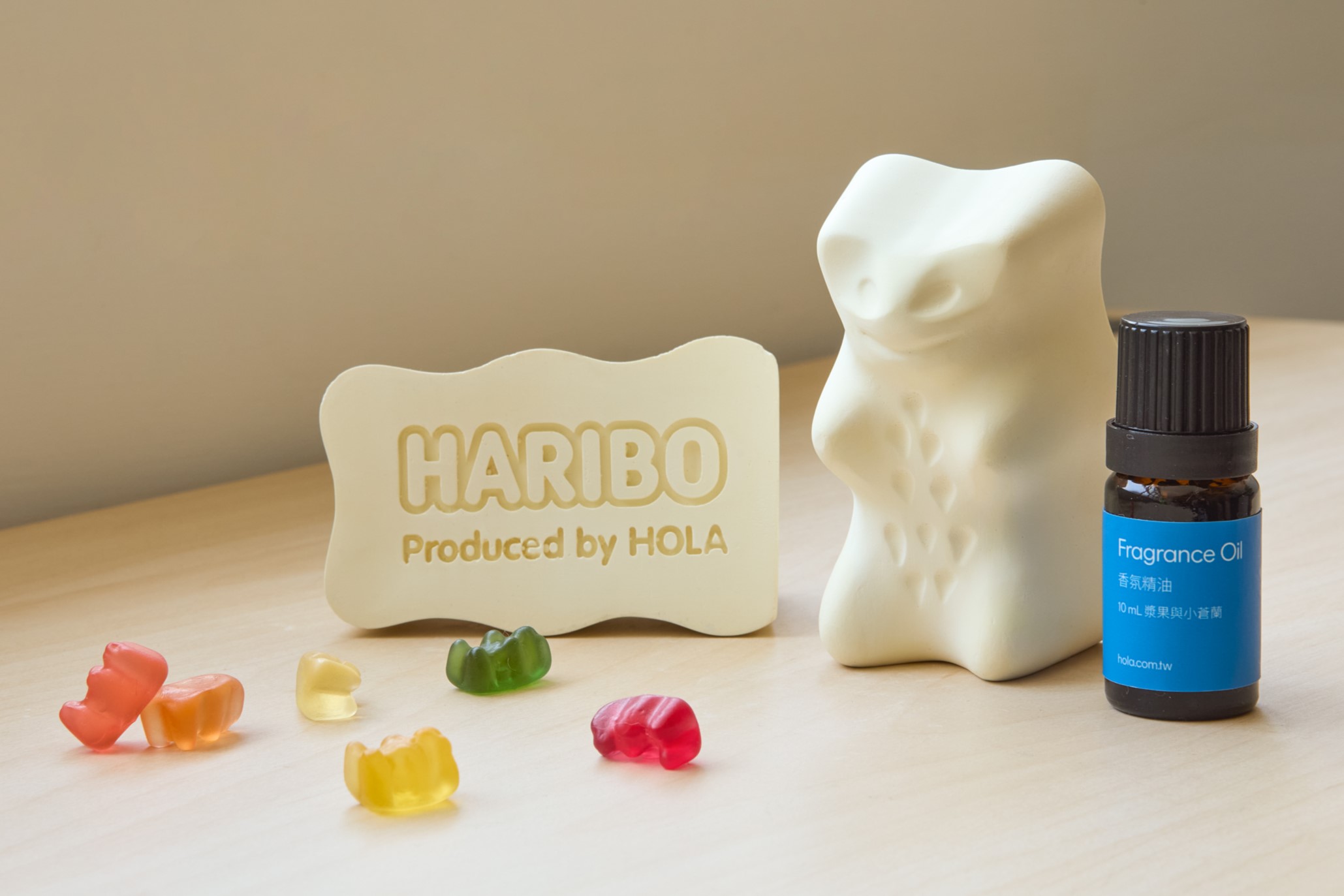 HOLA x HARIBO今夏最甜「糖果系」聯名來了！超巨大軟糖抱枕、馬克杯，讓你多巴胺噴發