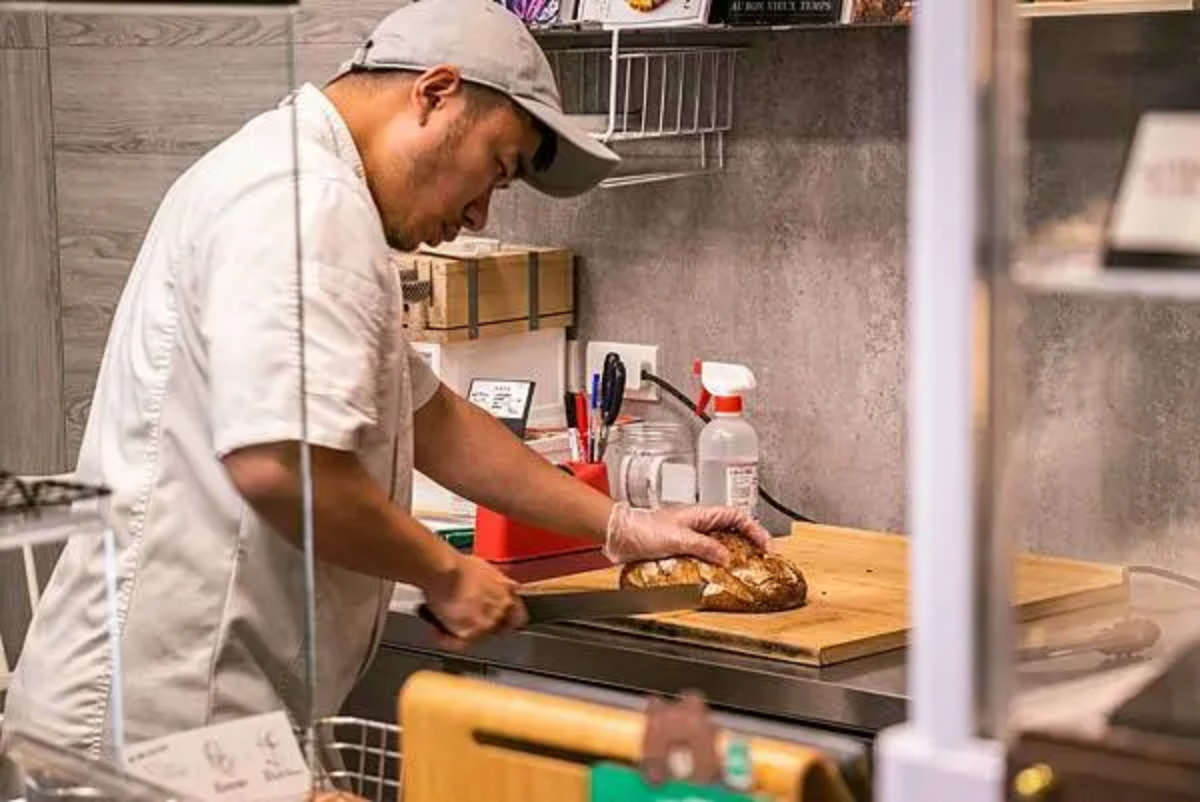 隱身民宅裡的麵包店！「全酸種麵包、奶酥餐包」必吃，這１款吃得到紅心芭樂