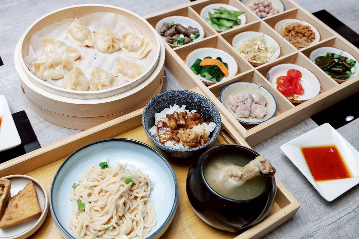 進軍台灣的國外美食Top10!金豬食堂只排第3,冠軍主打平價、高品質 新開幕通通6折!全台第1家「高級小吃店」插旗桃園,最低45元起開吃主食