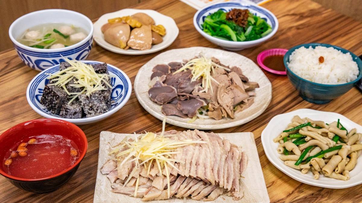 店內菜單除了鵝肉飯，還有鵝肉切盤、各式小菜，選擇豐富。（圖片來源：大手牽小手。玩樂趣）