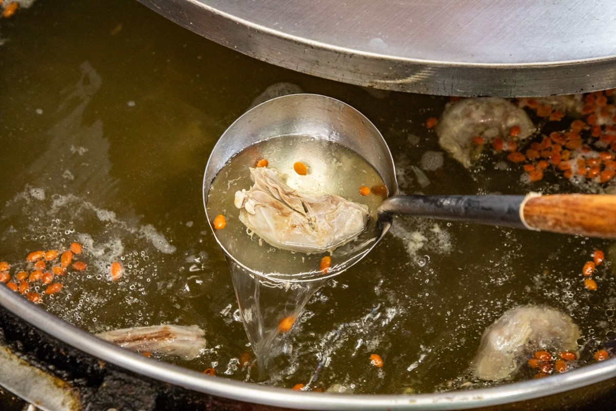 台中人激推高CP值鵝肉店!「鵝肉飯」肉量滿滿免百元,鵝肉湯免費喝到飽 台中人激推高CP值鵝肉店!「鵝肉飯」肉量滿滿免百元,鵝肉湯免費喝到飽