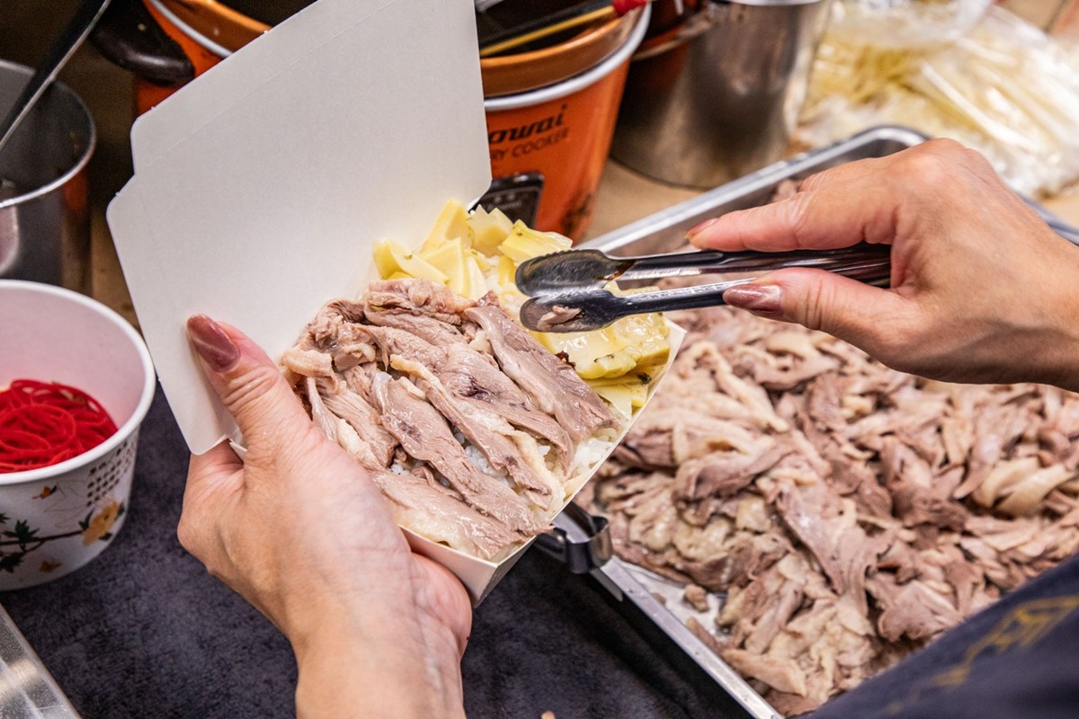 台中人激推高CP值鵝肉店!「鵝肉飯」肉量滿滿免百元,鵝肉湯免費喝到飽 台中人激推高CP值鵝肉店!「鵝肉飯」肉量滿滿免百元,鵝肉湯免費喝到飽