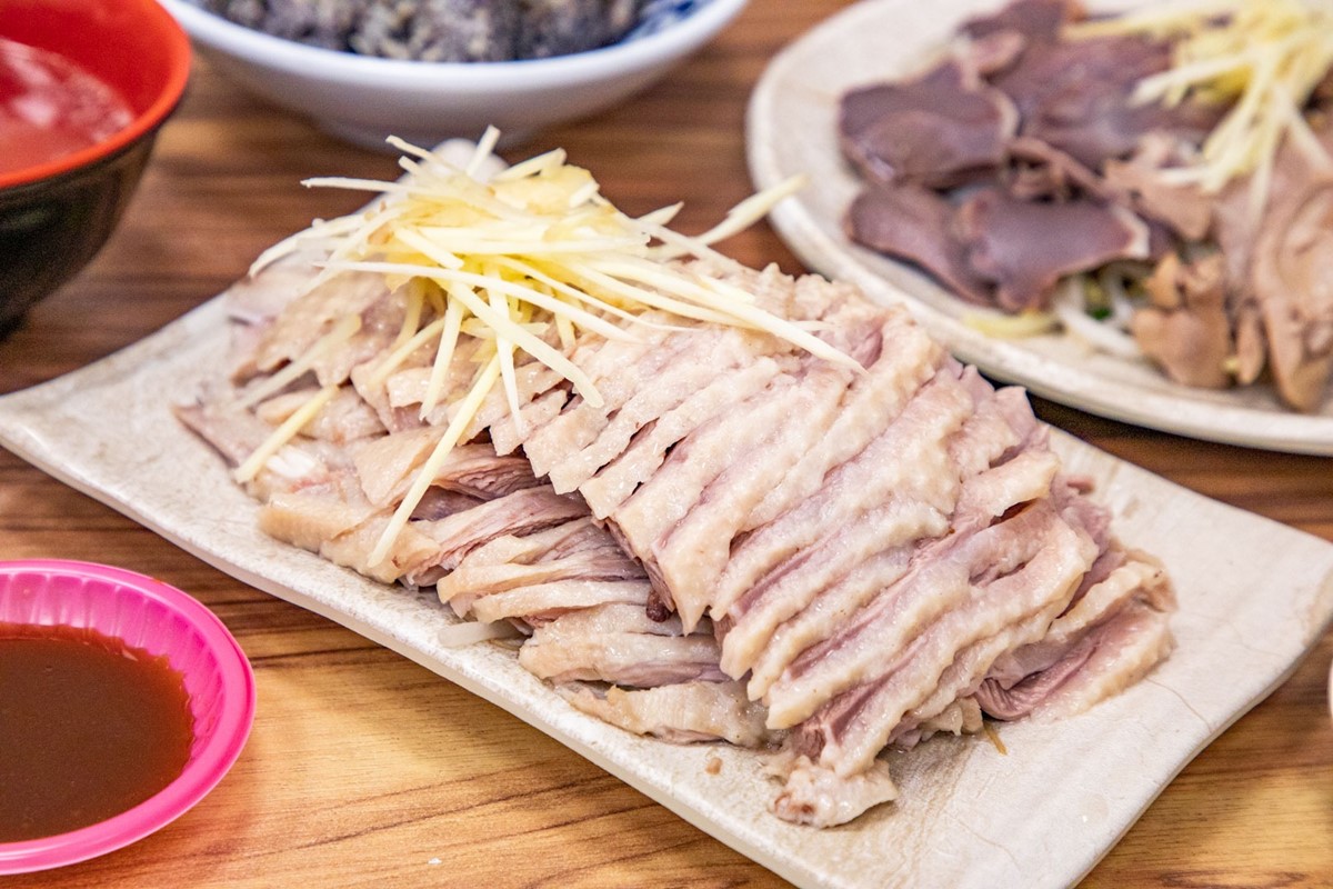 台中人激推高CP值鵝肉店!「鵝肉飯」肉量滿滿免百元,鵝肉湯免費喝到飽 台中人激推高CP值鵝肉店!「鵝肉飯」肉量滿滿免百元,鵝肉湯免費喝到飽