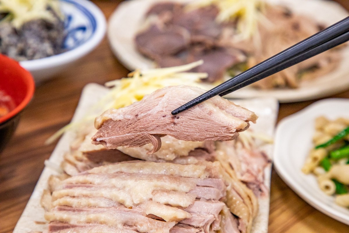 台中人激推高CP值鵝肉店!「鵝肉飯」肉量滿滿免百元,鵝肉湯免費喝到飽 台中人激推高CP值鵝肉店!「鵝肉飯」肉量滿滿免百元,鵝肉湯免費喝到飽