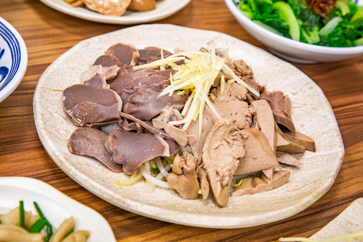 台中人激推高CP值鵝肉店!「鵝肉飯」肉量滿滿免百元,鵝肉湯免費喝到飽 台中人激推高CP值鵝肉店!「鵝肉飯」肉量滿滿免百元,鵝肉湯免費喝到飽