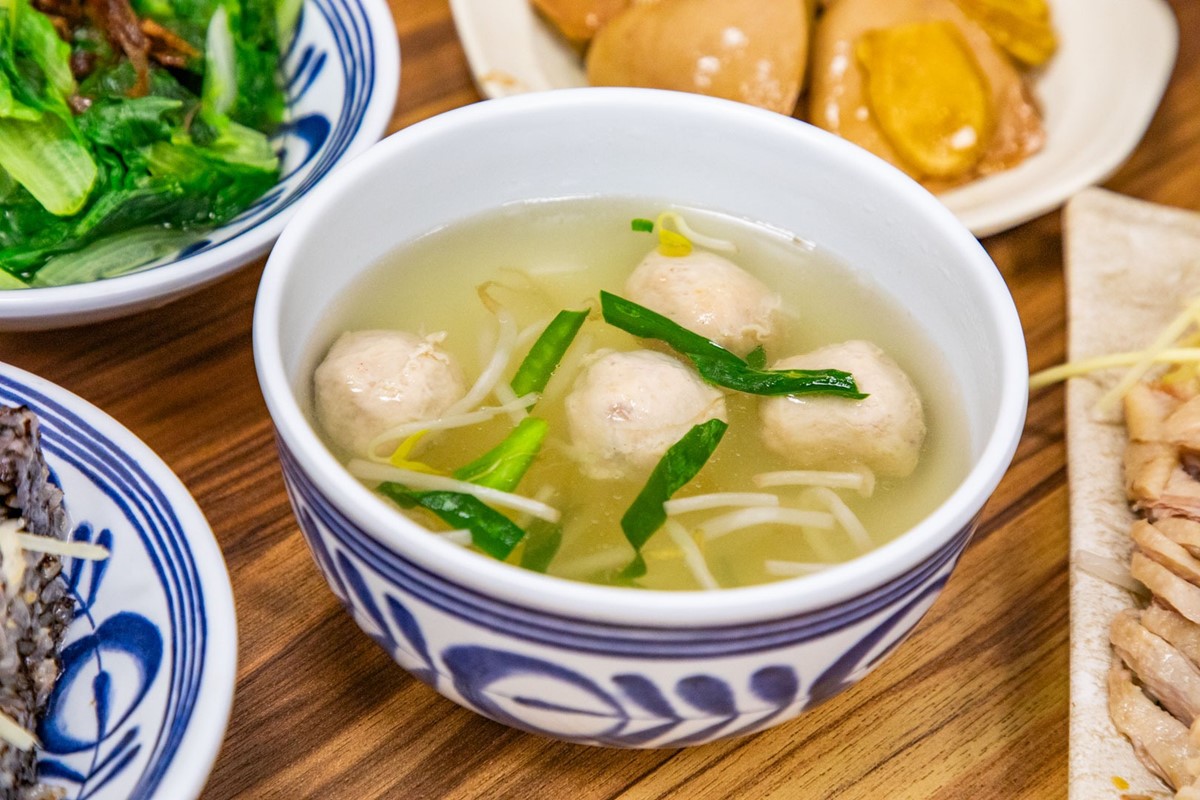 台中人激推高CP值鵝肉店!「鵝肉飯」肉量滿滿免百元,鵝肉湯免費喝到飽 台中人激推高CP值鵝肉店!「鵝肉飯」肉量滿滿免百元,鵝肉湯免費喝到飽