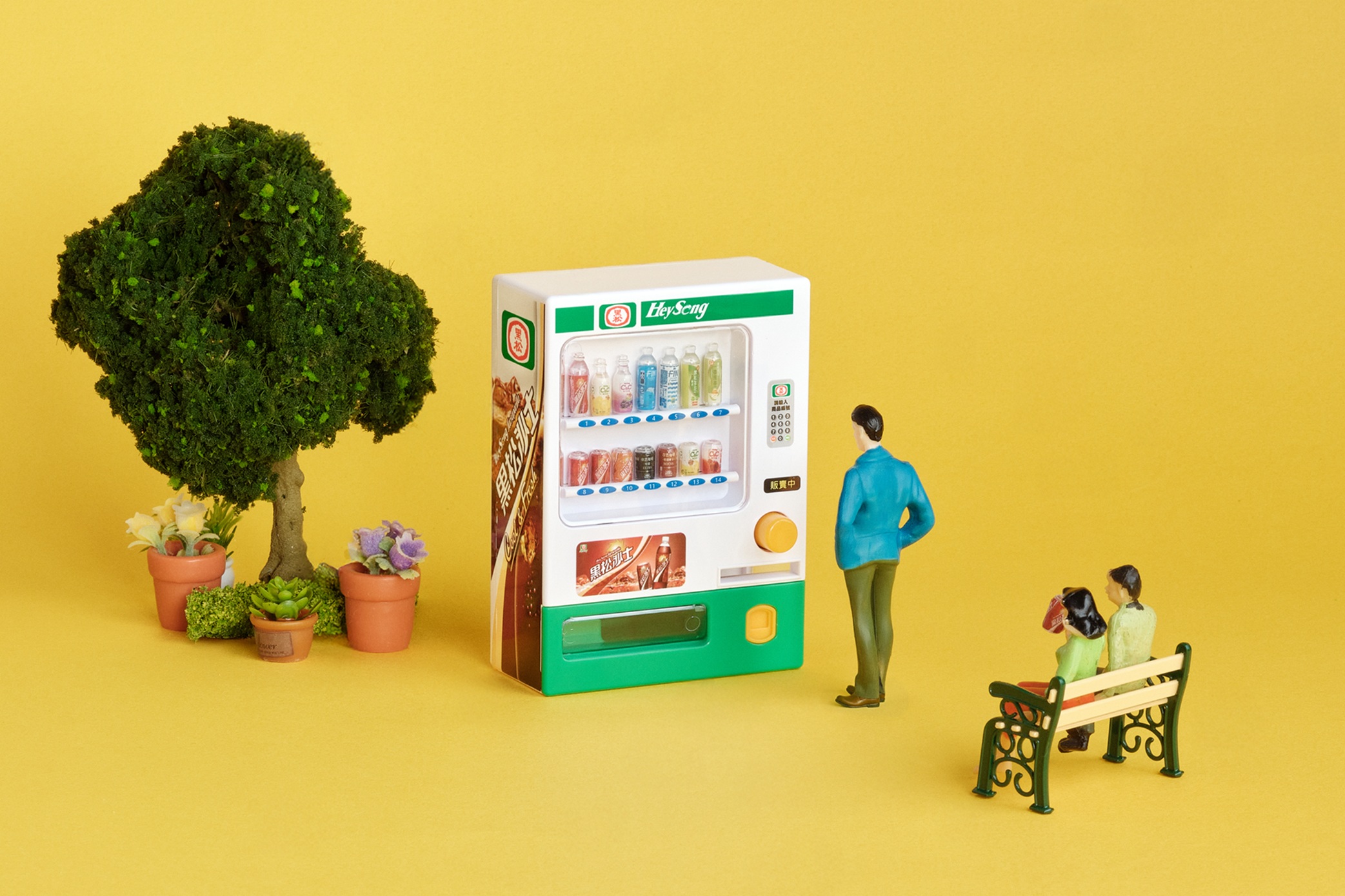 「迷你飲料販賣機」投幣玩！黑松販賣機公仔、TOMICA復古運輸車，２超商加購收