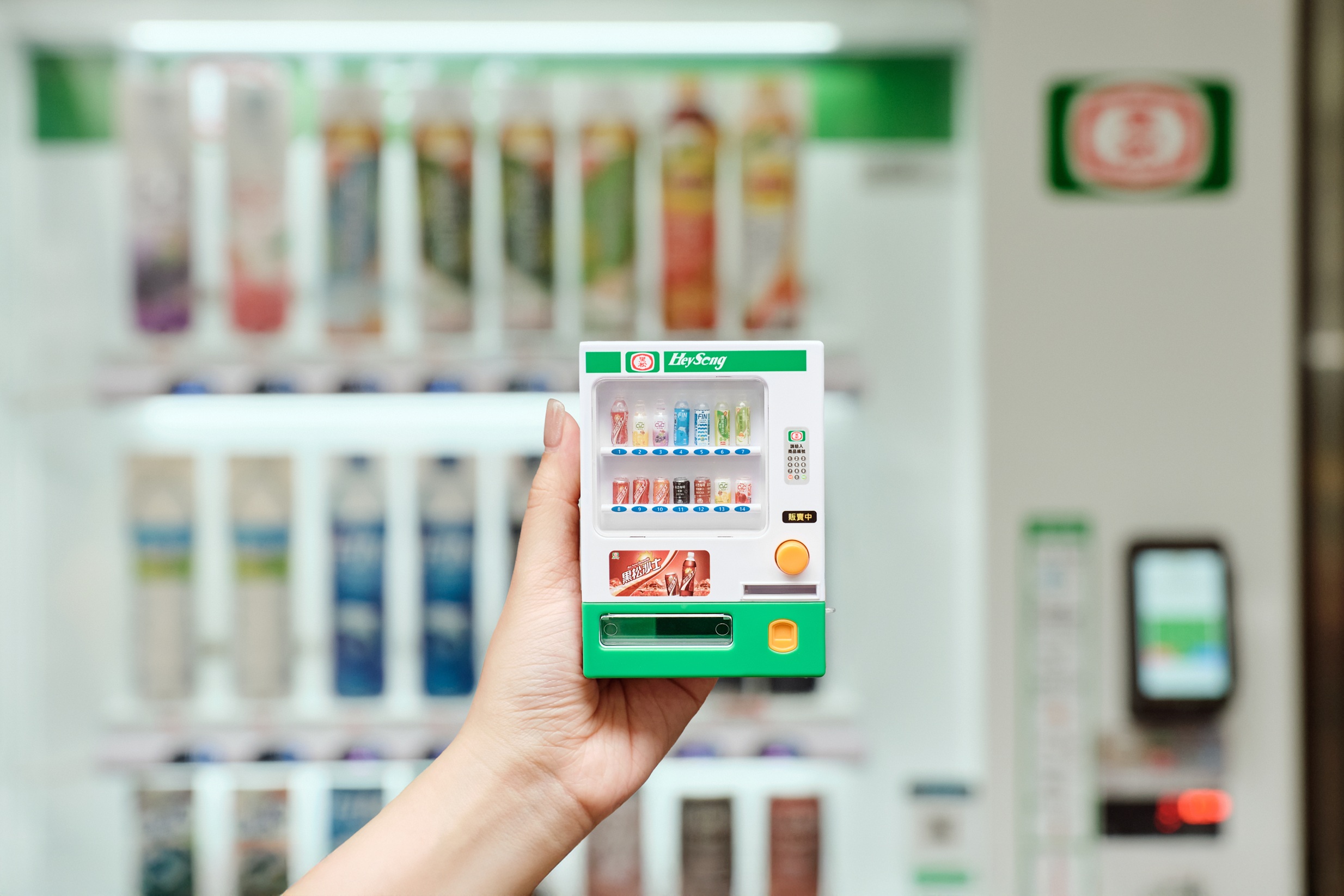 「迷你飲料販賣機」投幣玩！黑松販賣機公仔、TOMICA復古運輸車，２超商加購收