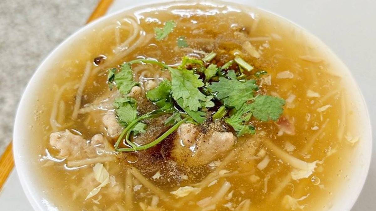 「香菇肉羹」手工肉羹條大塊又入味，新鮮香菇很大片，便宜卻不小氣。（圖片來源：跟著尼力吃喝玩樂）