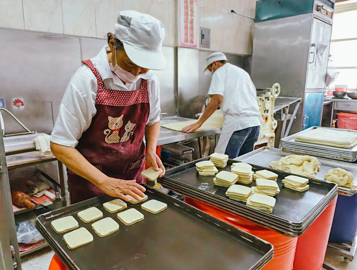 全台第一家「蘋果麵包創始店」在台中！童年回憶這裡買，製作過程公開