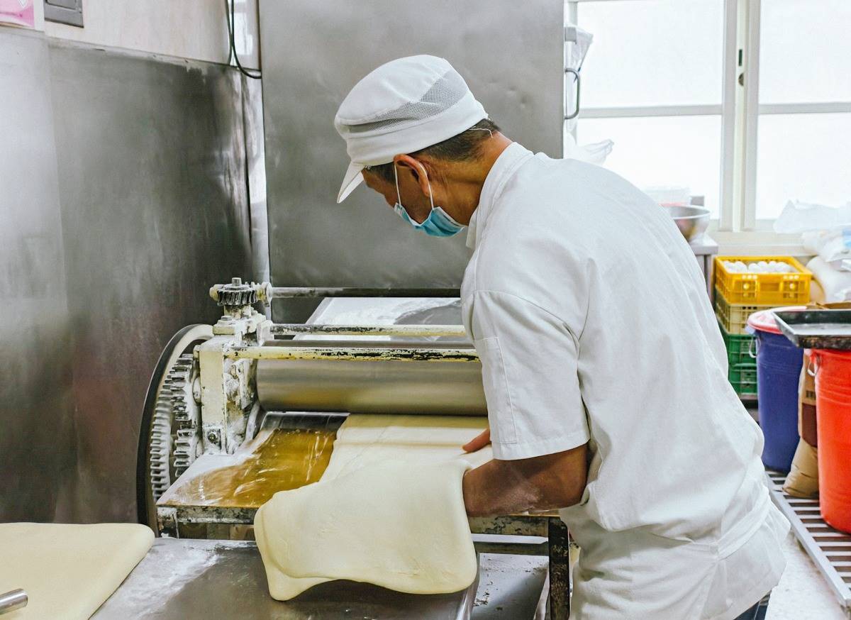 全台第一家「蘋果麵包創始店」在台中！童年回憶這裡買，製作過程公開