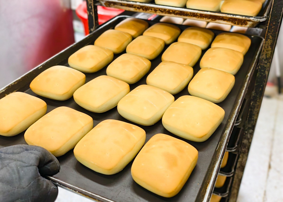 全台第一家「蘋果麵包創始店」在台中！童年回憶這裡買，製作過程公開