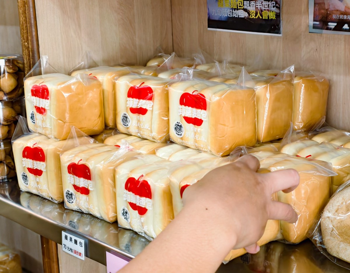 全台第一家「蘋果麵包創始店」在台中！童年回憶這裡買，製作過程公開
