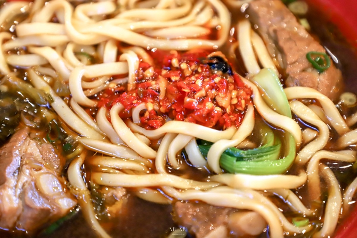 衝台東熱氣球必吃!爽啃20公分巨無霸大骨麵,連2屆台北牛肉麵節冠軍 衝台東熱氣球必吃!爽啃20公分巨無霸大骨麵,連2屆台北牛肉麵節冠軍
