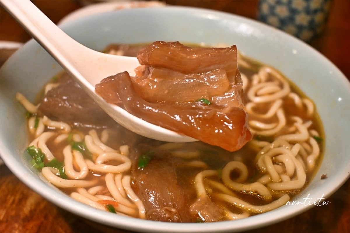 黃仁勳最愛牛肉麵是這家!每次必點「紅燒半筋半肉麵」,免費飲料暢飲超貼心 黃仁勳最愛牛肉麵是這家!每次必點「紅燒半筋半肉麵」,免費飲料暢飲超貼心