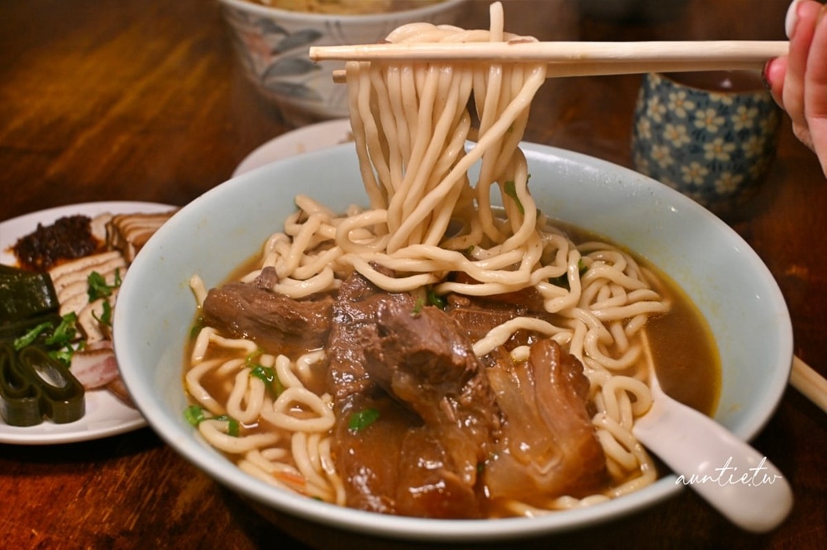 黃仁勳最愛牛肉麵是這家!每次必點「紅燒半筋半肉麵」,免費飲料暢飲超貼心 黃仁勳最愛牛肉麵是這家!每次必點「紅燒半筋半肉麵」,免費飲料暢飲超貼心