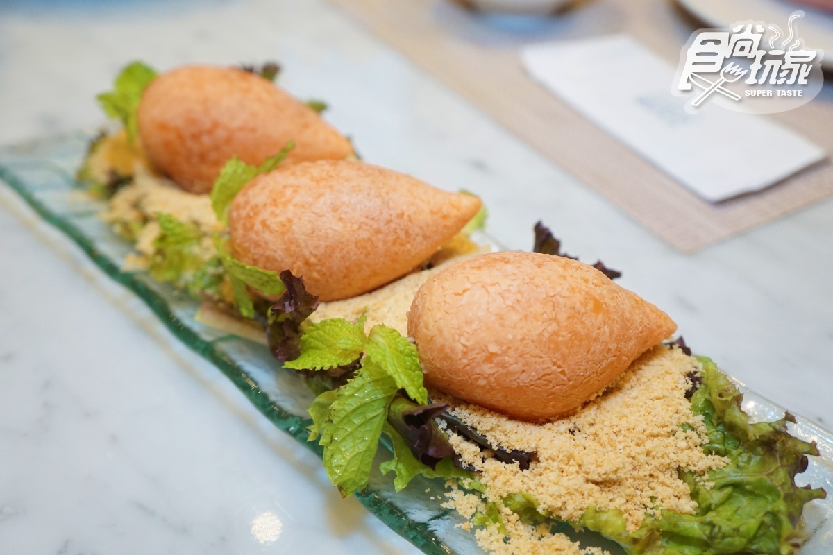 「軟殼蟹＋龍蝦麵」超狂！林口地標飯店８新菜登場，必點紅蘿蔔、薄荷流沙包