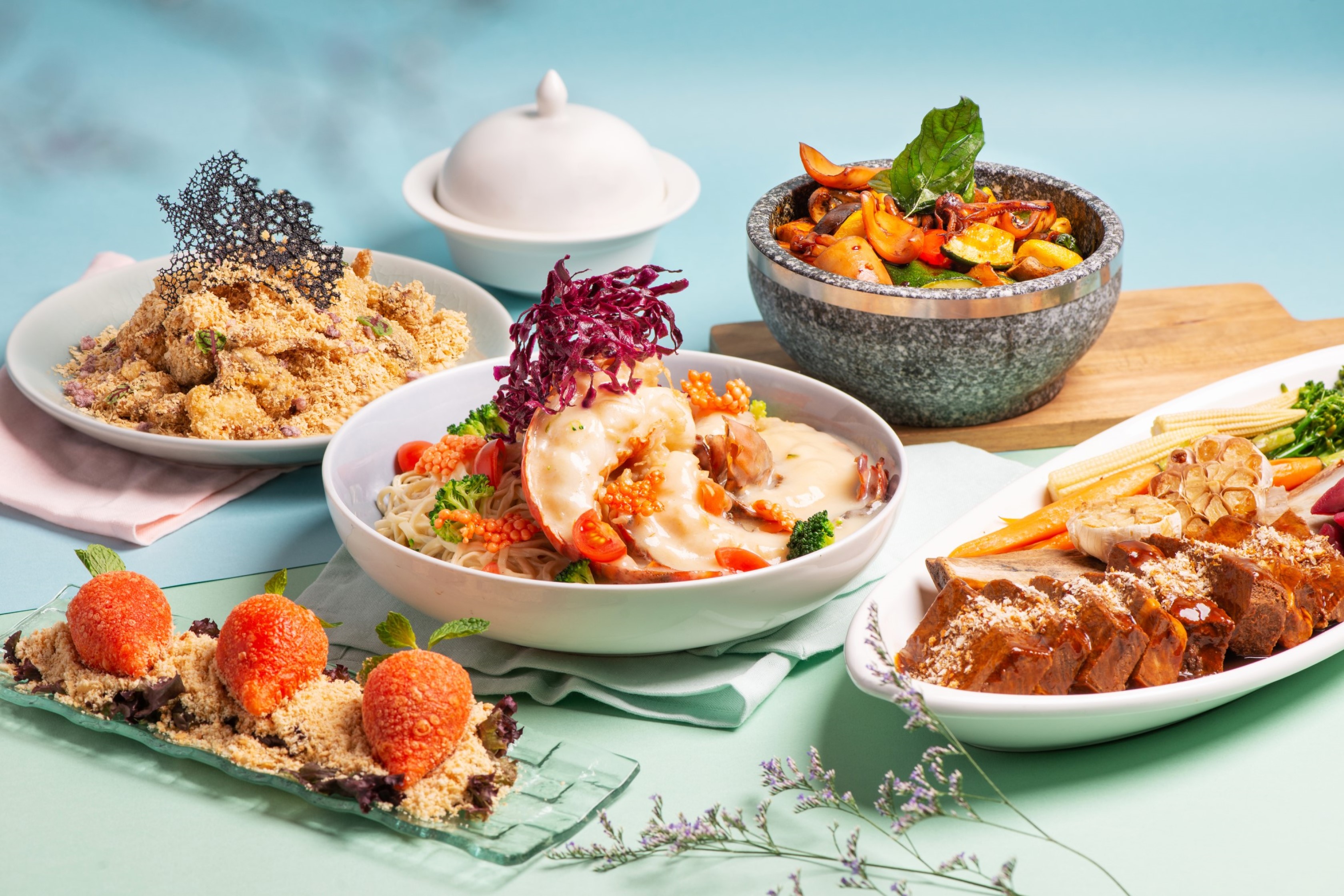 「軟殼蟹＋龍蝦麵」超狂！林口地標飯店８新菜登場，必點紅蘿蔔、薄荷流沙包