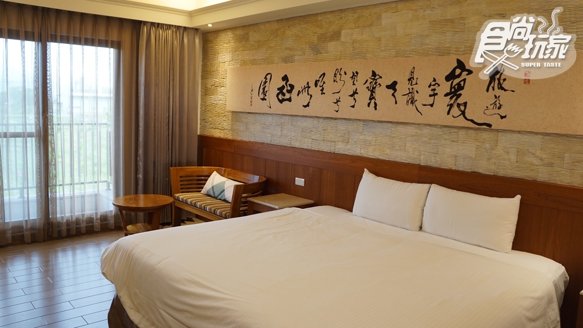 房間舒適寬敞，開窗戶即可欣賞綠油油的農田美景。（張子豪 攝）