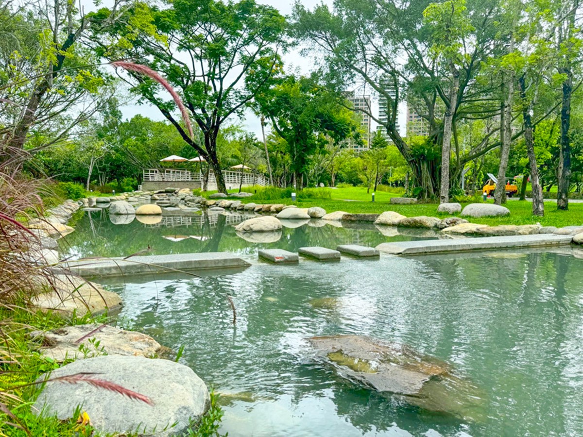 高雄免費玩水景點!森林系親水河道美翻,周邊逛美術館、藝術中心通通免門票 高雄免費玩水景點!森林系親水河道美翻,周邊逛美術館、藝術中心通通免門票