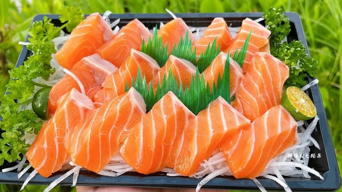這盤鮭魚生魚片有15片，新鮮嫩口。（圖片來源：靜怡&大顆呆の親子.旅遊.美食）