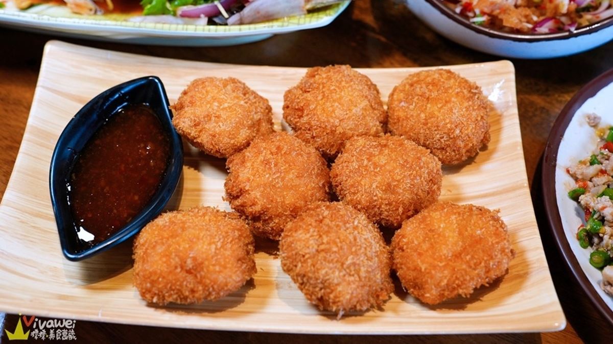 金錢蝦餅一份有８顆，泰式沾醬搭配著吃很加分。（圖片來源：瑋瑋美食萬歲）