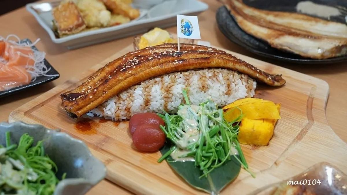 大尾鰻盛，浮誇的蒲燒鰻魚，鰻魚與白飯的分量或可兩人共食。（圖片來源：麥的小窩)