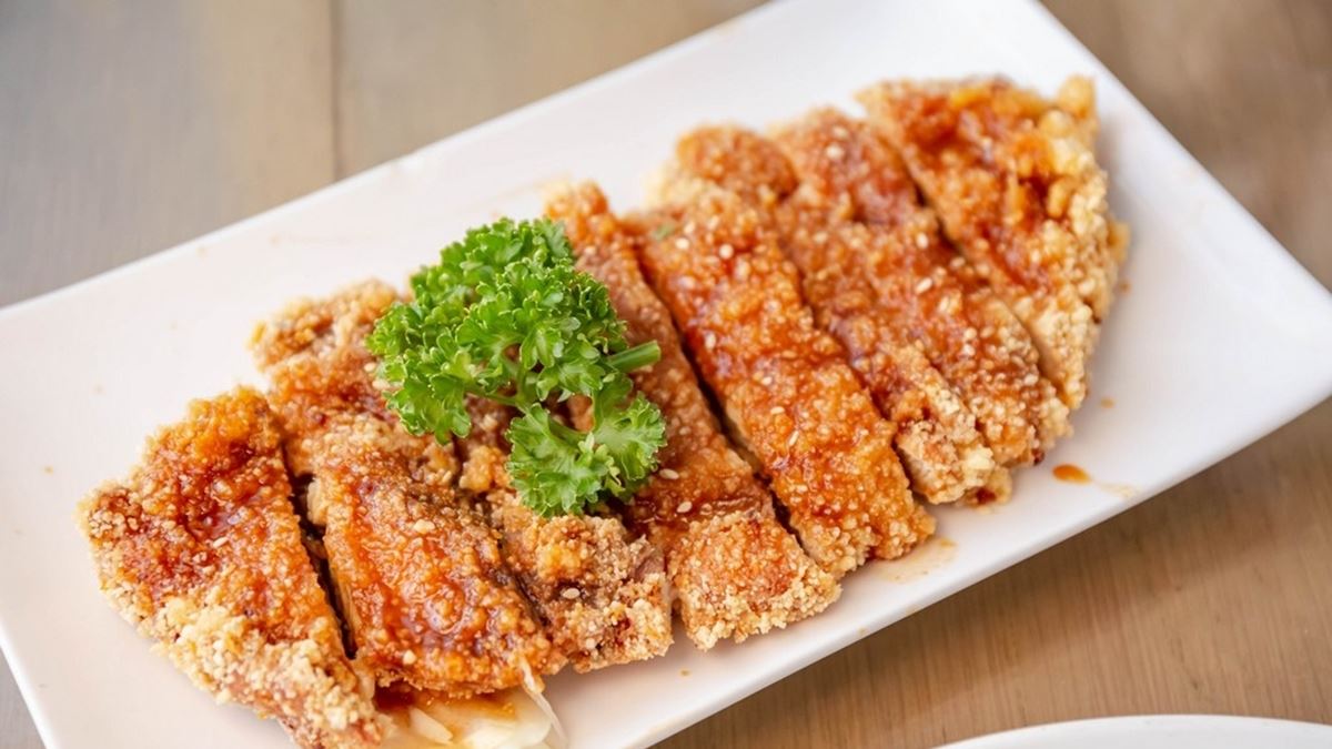 椒麻雞飯套餐，有湯有飲料甜點。（圖片來源：愛伯特吃喝玩樂全記錄）