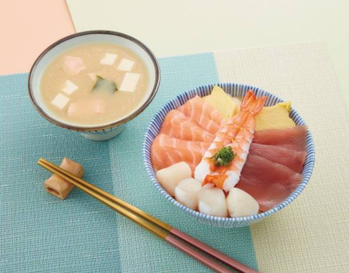 2品牌「鮭魚壽司買一送一」!1貫15元再送味噌湯,加碼海鮮丼買一送一 2品牌「鮭魚壽司買一送一」!1貫15元再送味噌湯,加碼海鮮丼買一送一