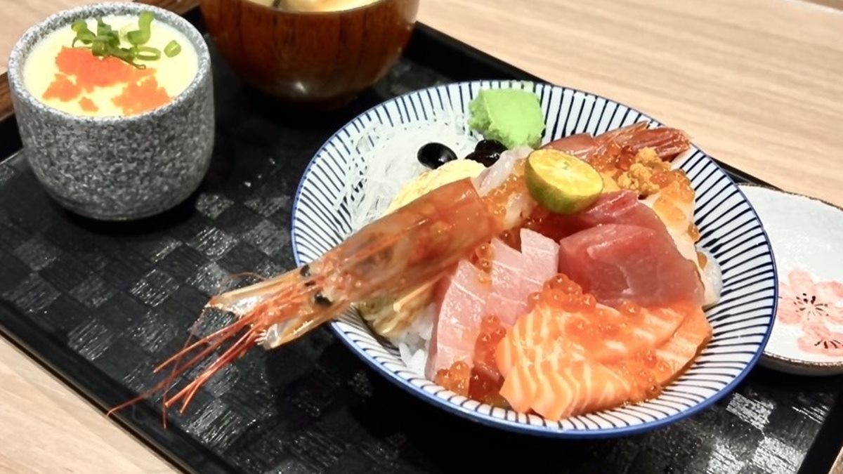 海鮮丼飯配味噌湯，料多實在。（圖片來源：安鰭）