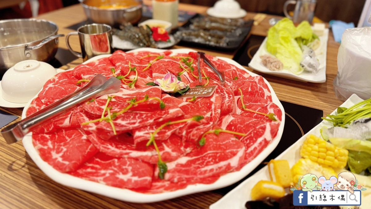 「火鍋世家嘉義尊爵店」提供多達16種湯底、超過50種食材任你吃。（圖片來源：引線木偶）