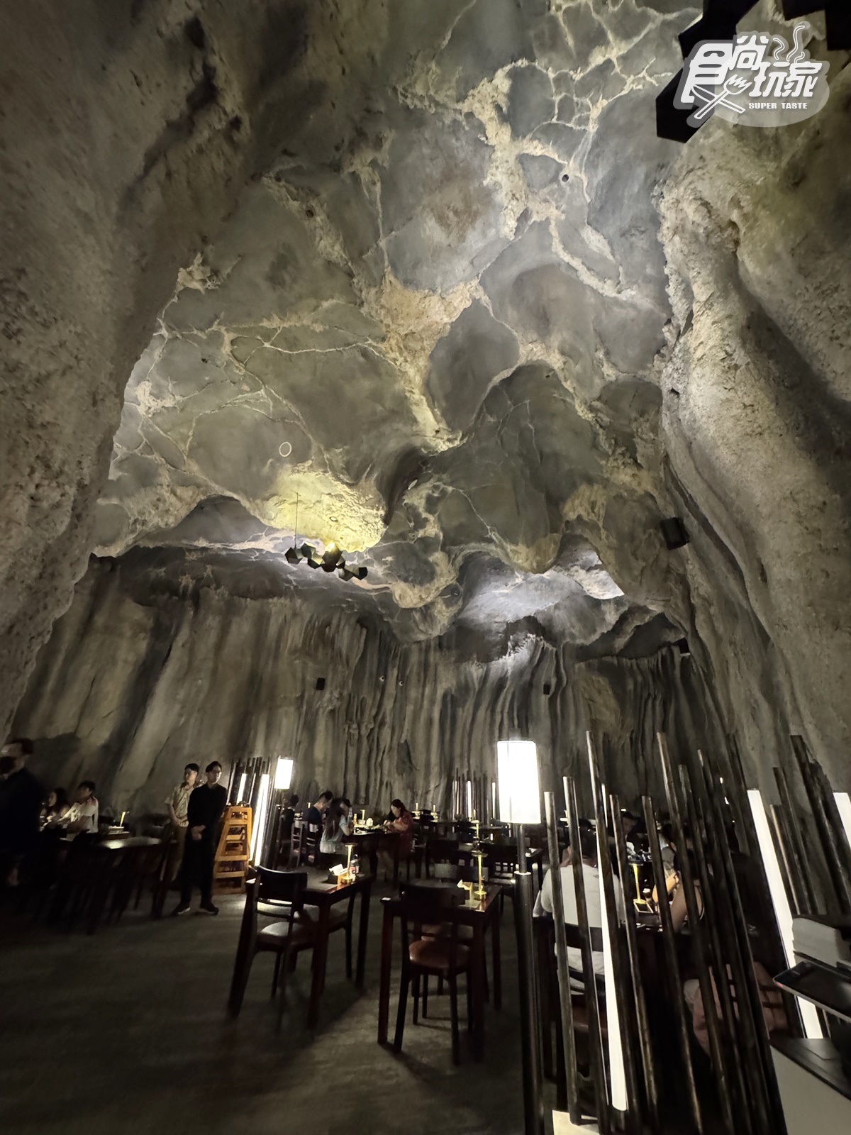亞洲第1間「洞穴餐廳」來了!打卡神祕洞窟+鐘乳石,必嗑比臉大豬排、炸花椰 亞洲第1間「洞穴餐廳」來了!打卡神祕洞窟+鐘乳石,必嗑比臉大豬排、炸花椰
