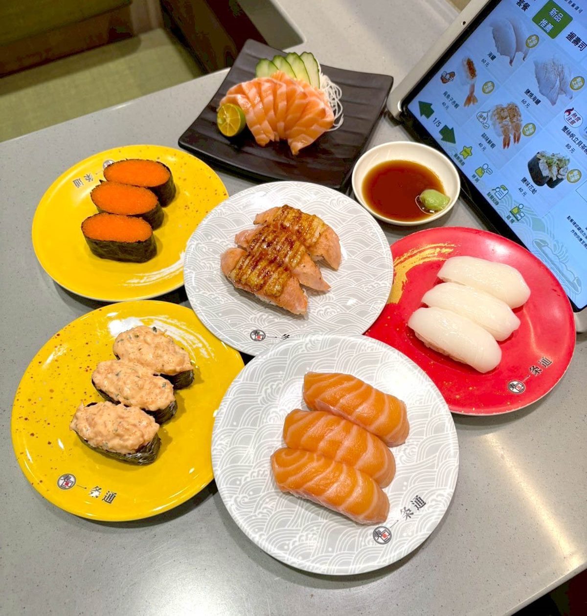 壽司第3貫免費!生鮭魚、焦糖鮭魚6款35元起開吃,鮭魚刺身免費送2片 壽司第3貫免費!生鮭魚、焦糖鮭魚6款35元起開吃,鮭魚刺身免費送2片
