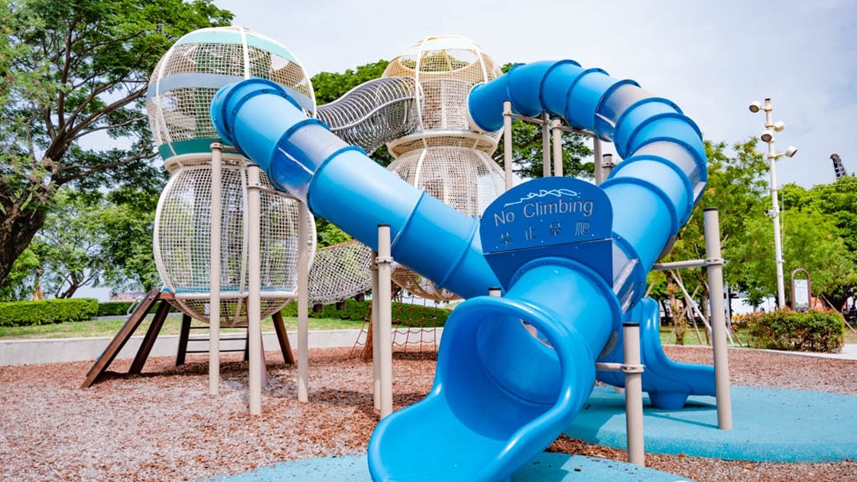 五甲公園特色設施「水珠遊戲塔」，用簍空水珠造型與大海藍配色。（圖片來源：小菲親子玩樂生活）