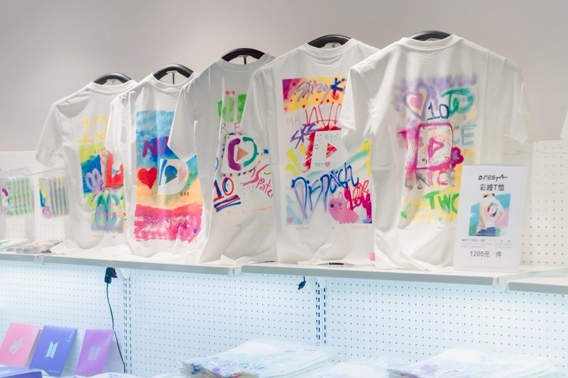 「D’FESTA TAIPEI」2025韓流特展今夏強勢回歸！限定寫真、虛擬舞台、原創周邊必收！