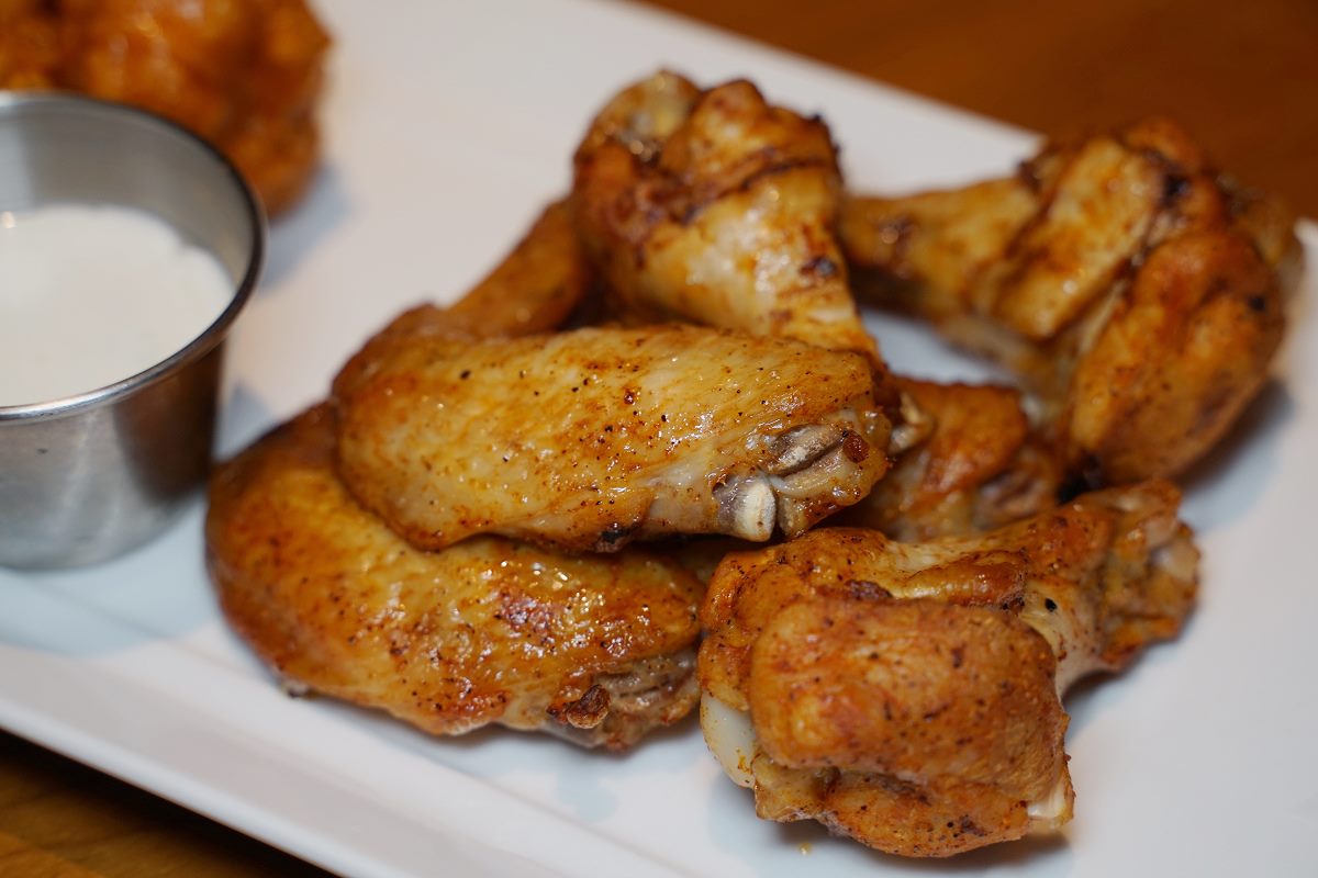 【異國美食祭】送招牌雞翅現賺238元！美式餐廳限時優惠，還有啦啦隊女孩幫剝蝦