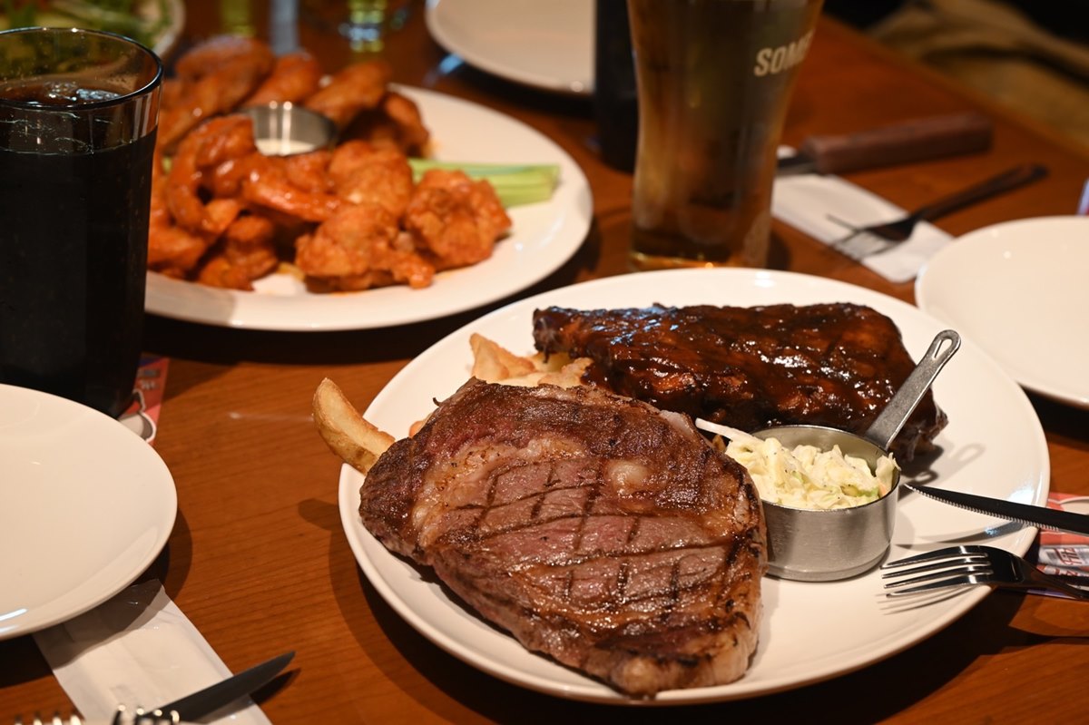 【異國美食祭】送招牌雞翅現賺238元!美式餐廳限時優惠,還有啦啦隊女孩幫剝蝦 【異國美食祭】送招牌雞翅現賺238元!美式餐廳限時優惠,還有啦啦隊女孩幫剝蝦