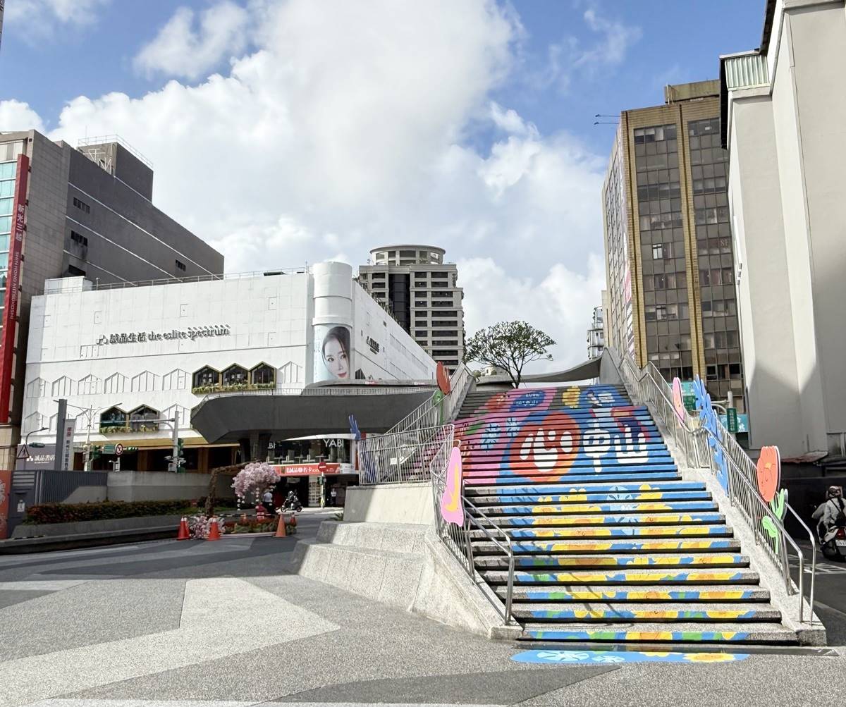 捷運中山站1號出口開放!連續2週免費逛市集吃美食,期間限定浪漫花牆登場 捷運中山站1號出口開放!連續2週免費逛市集吃美食,期間限定浪漫花牆登場