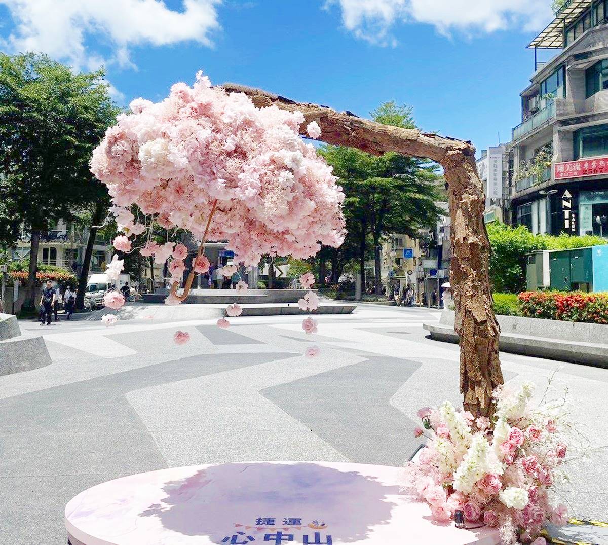 捷運中山站1號出口開放!連續2週免費逛市集吃美食,期間限定浪漫花牆登場 捷運中山站1號出口開放!連續2週免費逛市集吃美食,期間限定浪漫花牆登場