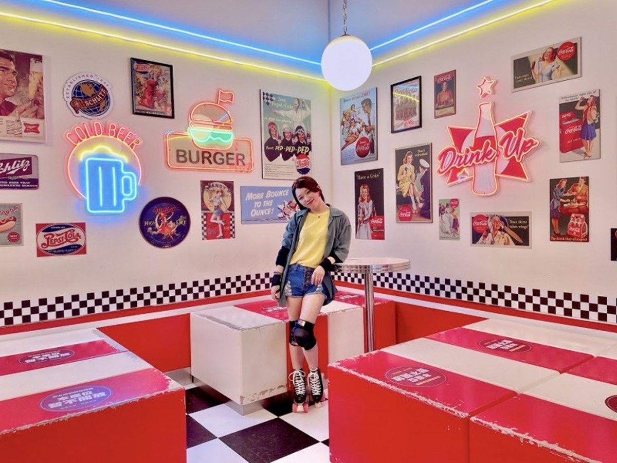 第2人半價!「大魯閣Roller186滑輪場」復古霓虹超好拍,加碼週三女生免費 第2人半價!「大魯閣Roller186滑輪場」復古霓虹超好拍,加碼週三女生免費