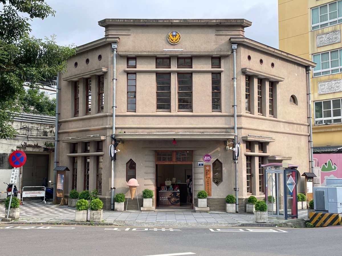 送390元帆布袋!全台首家「派出所伴手禮店」開張,必買8字鳳梨酥 送390元帆布袋!全台首家「派出所伴手禮店」開張,必買8字鳳梨酥