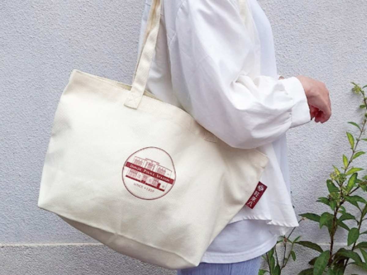 送390元帆布袋!全台首家「派出所伴手禮店」開張,必買8字鳳梨酥 送390元帆布袋!全台首家「派出所伴手禮店」開張,必買8字鳳梨酥