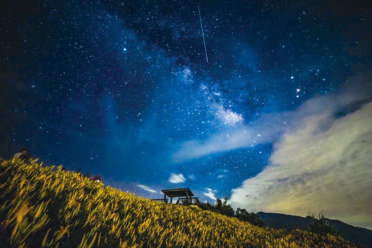 80公頃「黃金花海」免費拍!2025花蓮金針花季開跑,花況、即時影像一次看 80公頃「黃金花海」免費拍!2025花蓮金針花季開跑,花況、即時影像一次看